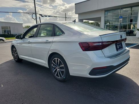 Certified 2025 Volkswagen Jetta SE image 8