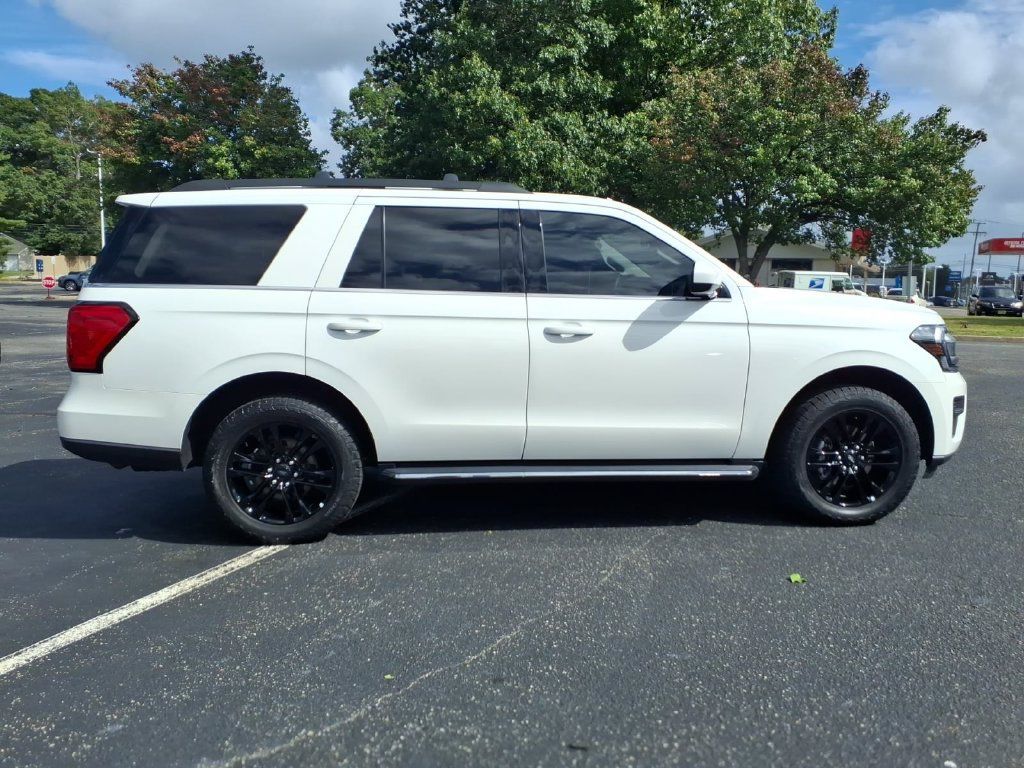 Used 2023 Ford Expedition XLT AWD/4WD image 2