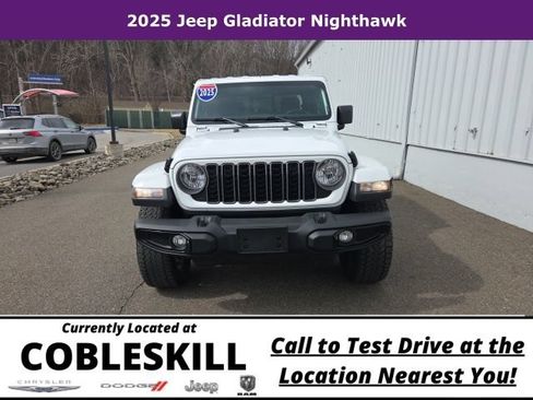 Used 2025 Jeep Gladiator Sport AWD/4WD image 2