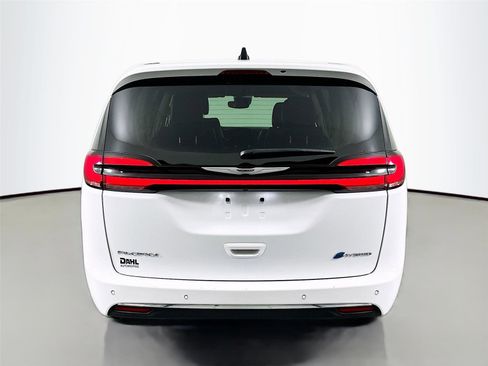 Used 2024 Chrysler Pacifica Select image 12