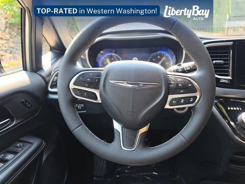 Used 2026 Chrysler Pacifica Select FWD image 14