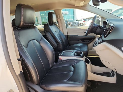 Used 2023 Chrysler Pacifica Touring-L FWD image 14