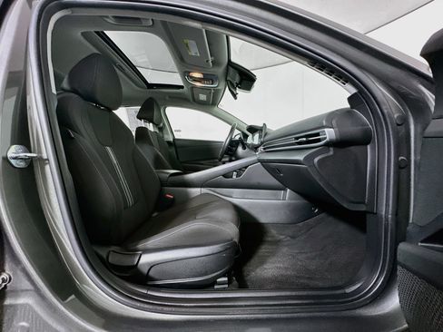 Used 2025 Hyundai Elantra SEL FWD image 33