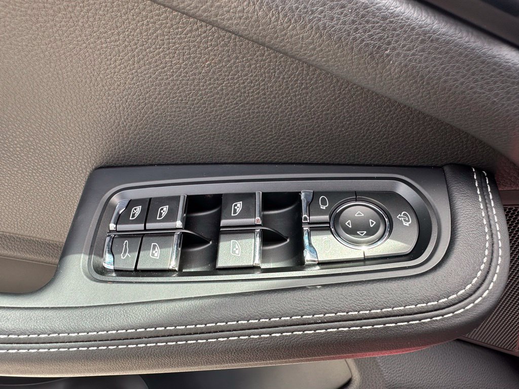 Used 2026 Porsche Macan AWD/4WD image 21