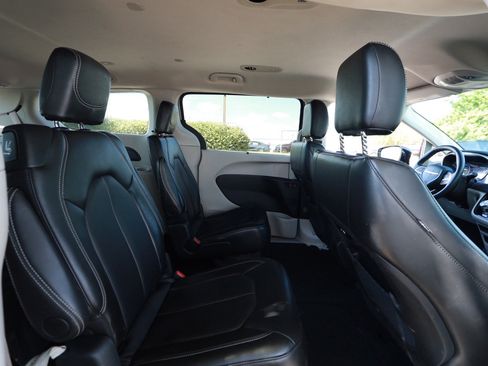 Used 2024 Chrysler Pacifica Touring-L FWD image 25