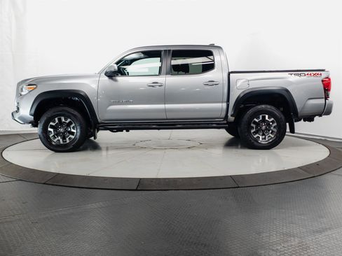 Used 2017 Toyota Tacoma TRD Off-Road image 8