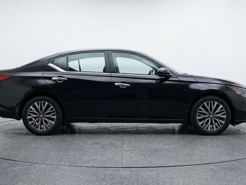 Used 2025 Nissan Altima 2.5 SV image 11