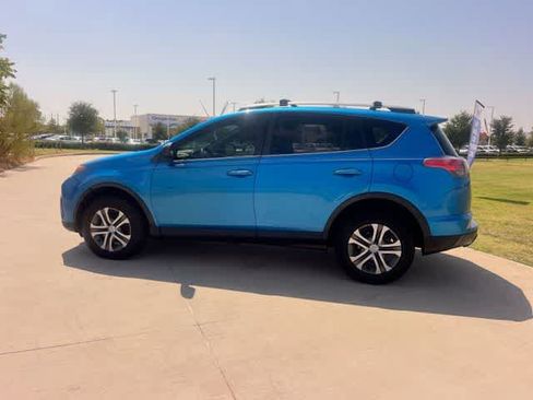 Used 2018 Toyota RAV4 LE FWD image 4