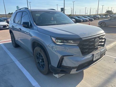 Used 2025 Honda Pilot TrailSport image 3