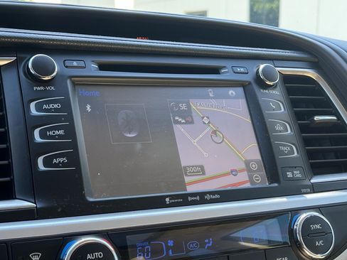 Used 2016 Toyota Highlander XLE FWD image 23