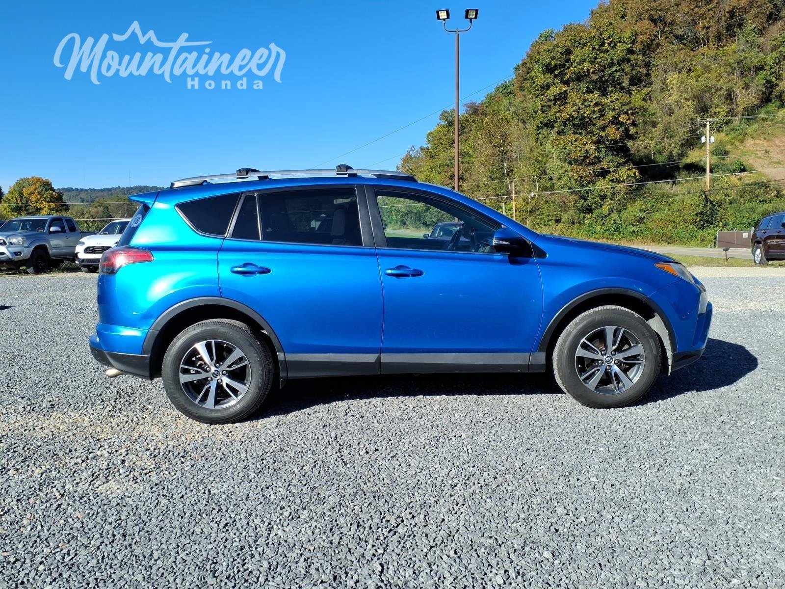 Used 2017 Toyota RAV4 XLE AWD/4WD image 4