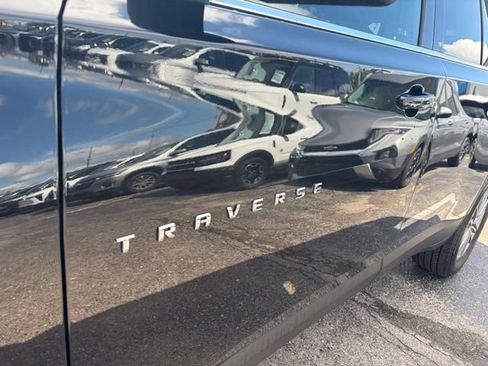 Used 2023 Chevrolet Traverse LT FWD image 11
