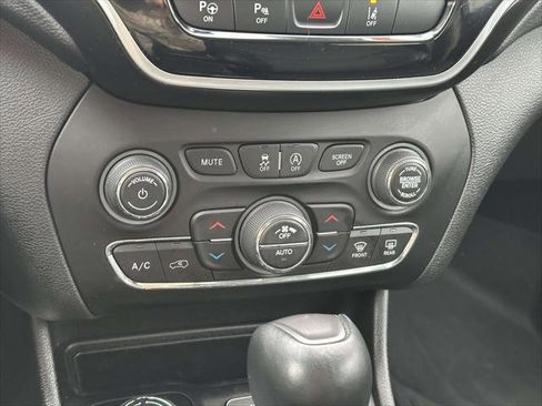 Used 2021 Jeep Cherokee Limited image 25