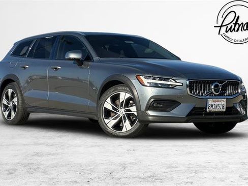Used 2020 Volvo V60 T5 Cross Country image 1