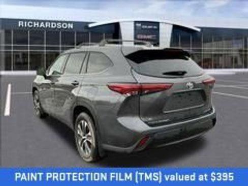 Used 2022 Toyota Highlander XLE image 3