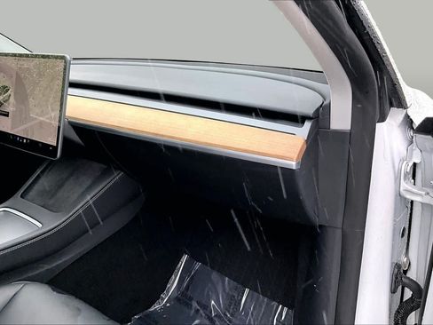 Used 2024 Tesla Model Y Performance AWD/4WD image 18
