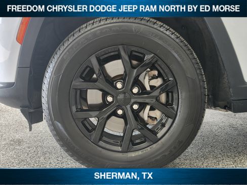 Used 2024 Jeep Grand Cherokee L Laredo AWD/4WD image 7