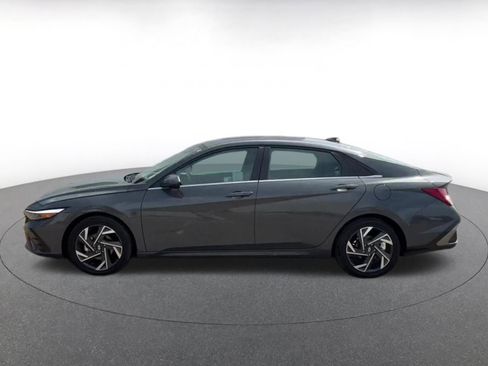 Used 2025 Hyundai Elantra SEL image 9