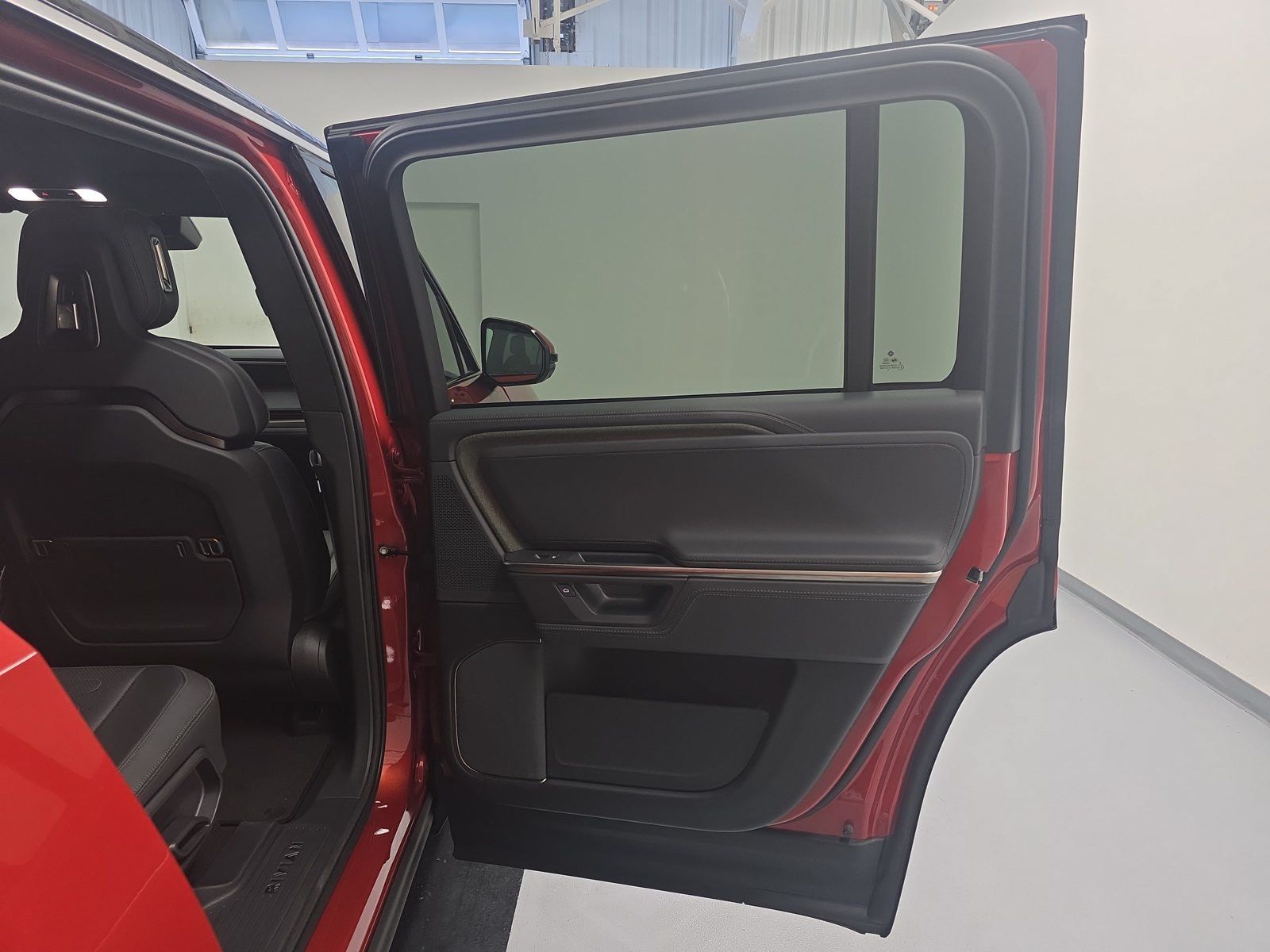 Used 2025 Rivian R1S Adventure Dual AWD/4WD image 19