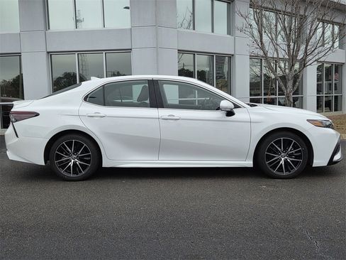 Used 2024 Toyota Camry SE image 2