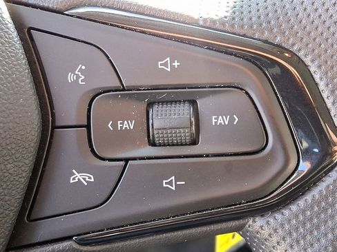 Used 2025 Chevrolet Trax LS w/ LS Convenience Package image 21