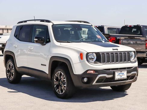 Used 2023 Jeep Renegade Latitude AWD/4WD image 3