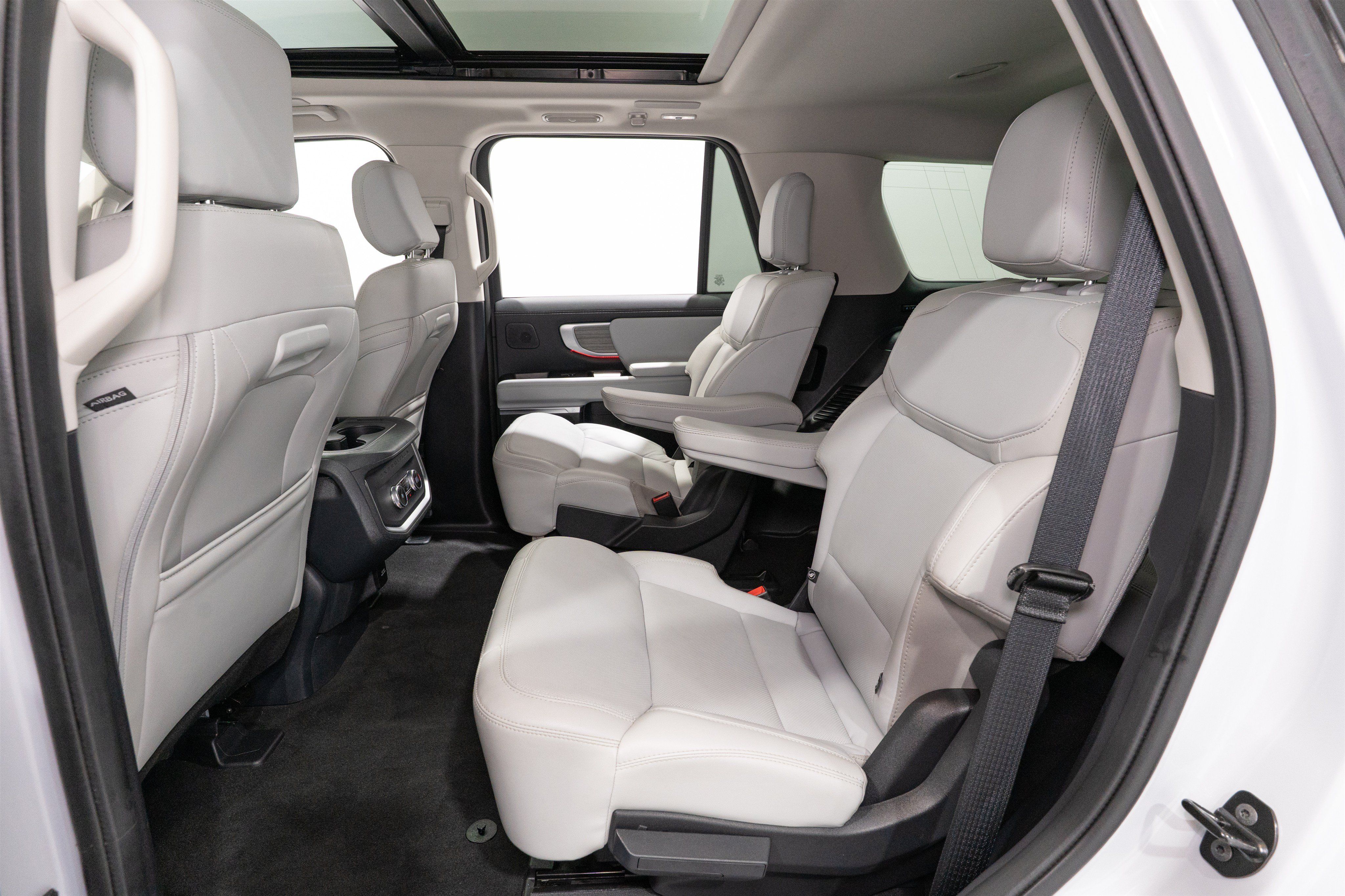 Used 2025 Ford Expedition Platinum w/ Driver's Package AWD/4WD image 31
