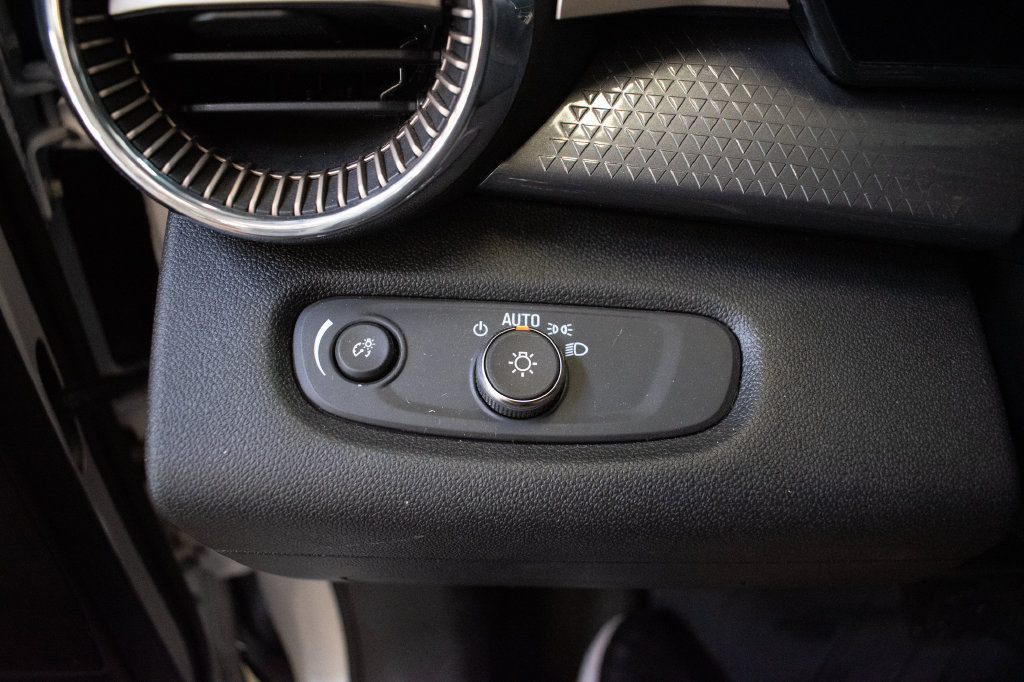 Used 2024 Chevrolet Trax ACTIV w/ Sunroof Package FWD image 18
