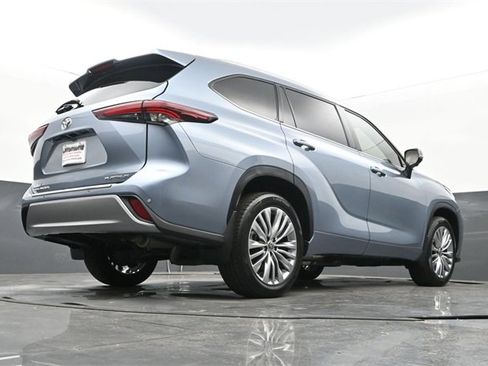 Used 2024 Toyota Highlander Platinum image 28