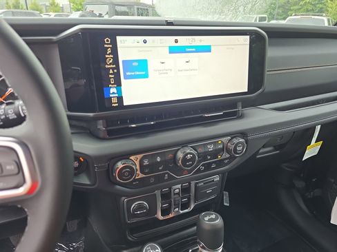 New 2025 Jeep Wrangler Unlimited Sahara AWD/4WD image 19