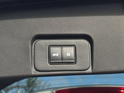 Used 2025 Nissan Rogue SV FWD image 23
