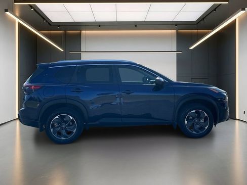 Used 2025 Nissan Rogue SV w/ SV Premium Package FWD image 7