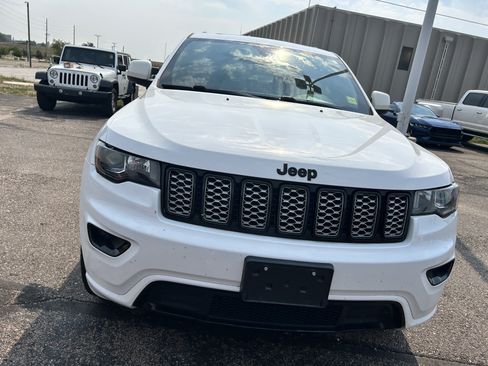 Used 2019 Jeep Grand Cherokee Altitude AWD/4WD image 9