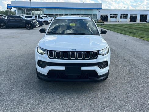 Used 2024 Jeep Compass Latitude AWD/4WD image 9
