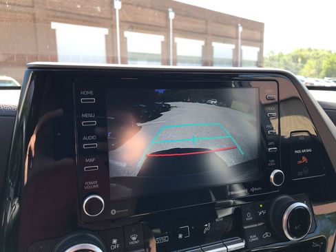 Certified 2022 Toyota Highlander XLE AWD/4WD image 23