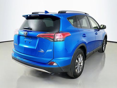 Used 2018 Toyota RAV4 LE AWD/4WD image 5