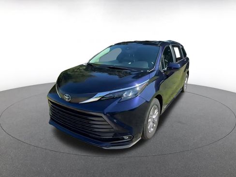 Used 2025 Toyota Sienna XLE FWD image 5