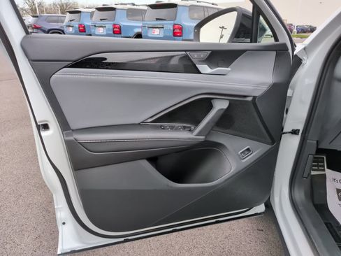 Used 2025 Volkswagen Tiguan SE R-Line image 16