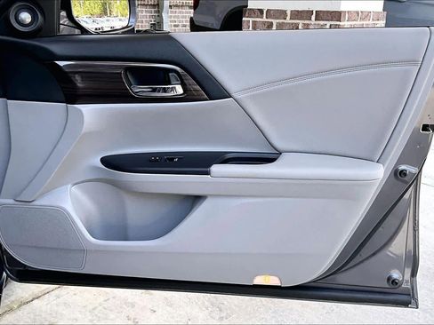 Used 2017 Honda Accord EX-L image 23