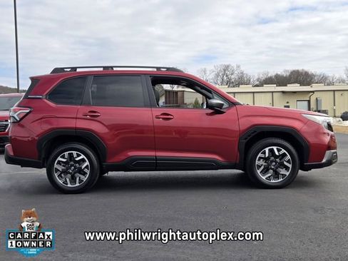 Used 2025 Subaru Forester Premium image 2