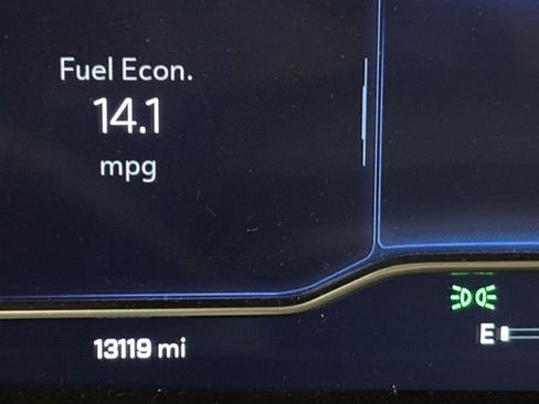 Used 2024 Chevrolet Suburban Premier image 32