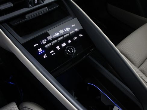 Certified 2025 Porsche Macan 4 Electric image 18