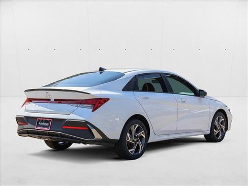 New 2025 Hyundai Elantra SEL image 5