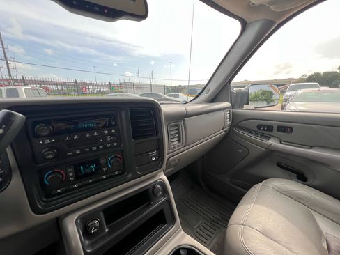 Used 2004 GMC Sierra 2500 SLT w/ Skid Plate Package image 41