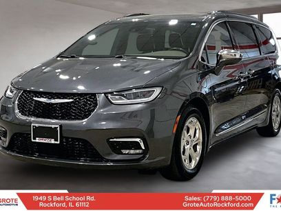Used 2021 Chrysler Pacifica Limited w/ Uconnect Theater Family Group