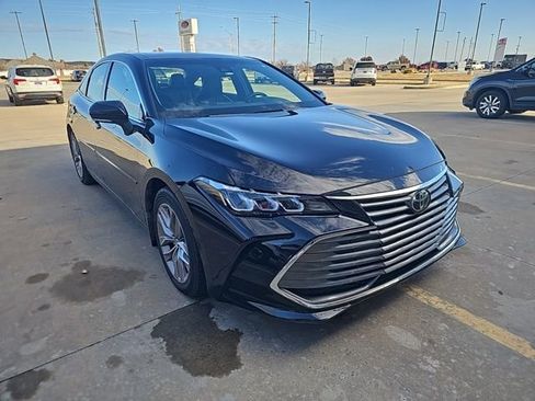 Used 2019 Toyota Avalon XLE image 3