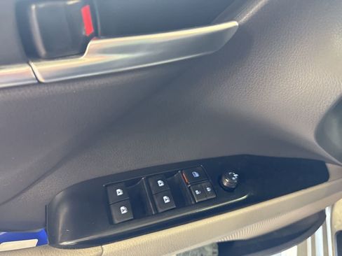 Used 2018 Toyota Camry SE FWD image 17