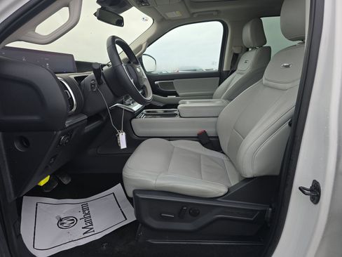 Used 2025 Ford Expedition Platinum image 12