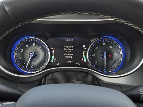 Used 2023 Chrysler Pacifica Touring-L image 17