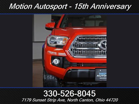 Used 2017 Toyota Tacoma TRD Off-Road w/ Premium & Technology Package image 5